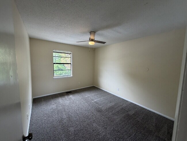 Building Photo - Townhouse for Rent