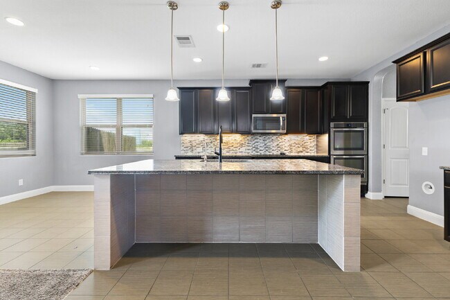 Building Photo - 10106 Macarthur Way