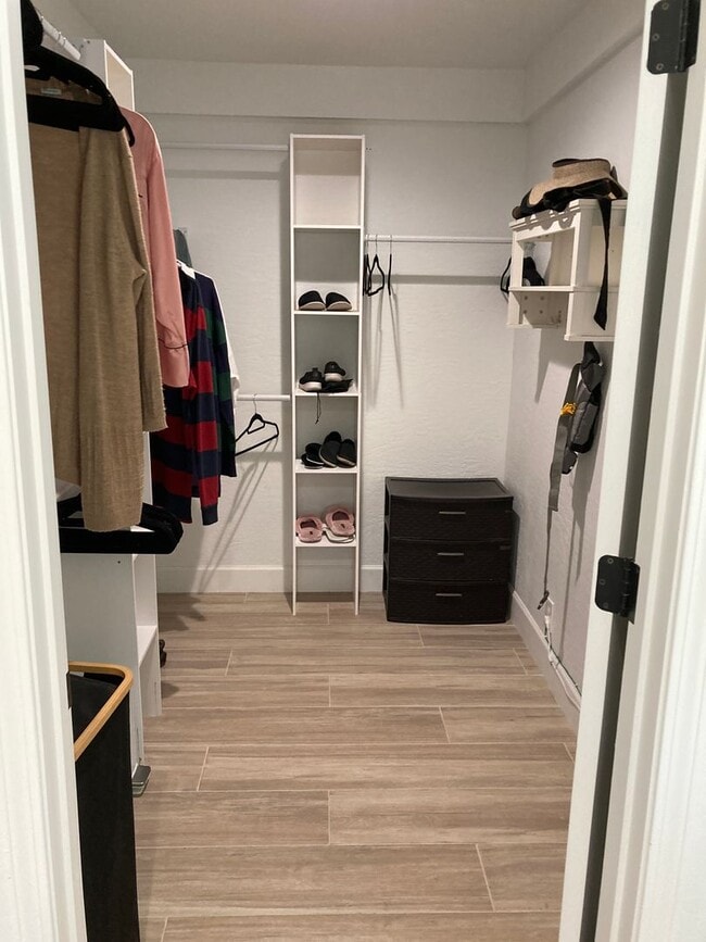 Building Photo - Gorgeous, modern, remodeled, furnished ren...