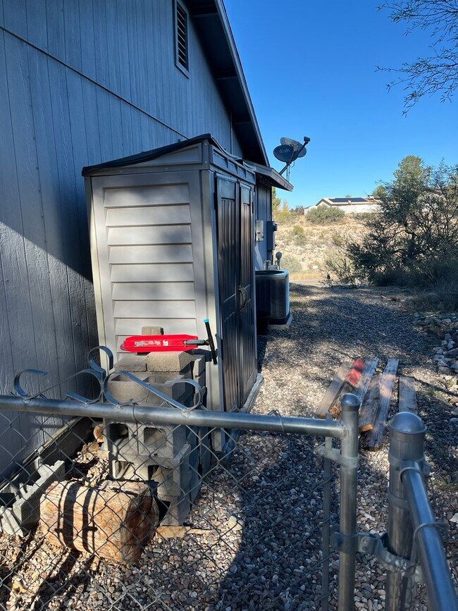 Building Photo - Modern, updated 3B/2B with fenced yard and sun room in Cottonwood