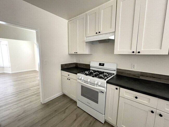 Building Photo - 208-208 W Mariposa Ave