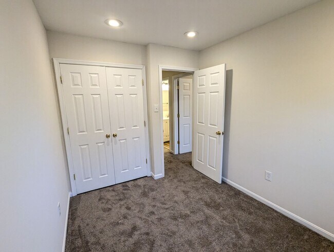 Building Photo - Well maintained townhouse in Robin Meadows Community with updated features available now!