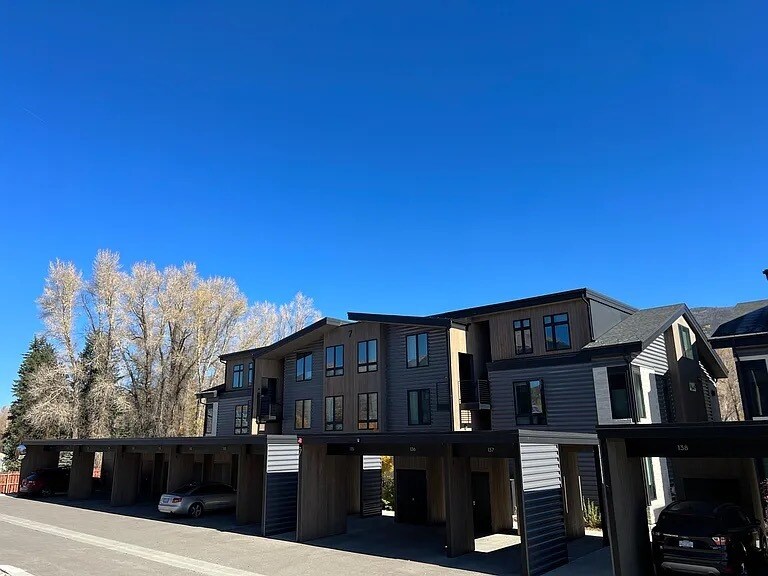 Building Photo - 930 Blue River Pky