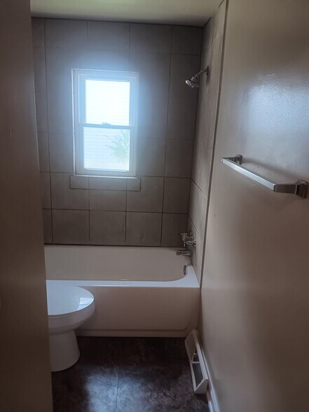 Building Photo - 1108 Wildwood Ave