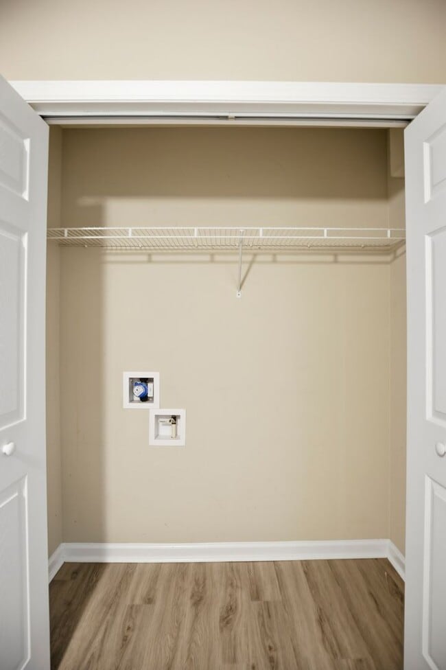 Building Photo - 3 Bedroom 2 Bath