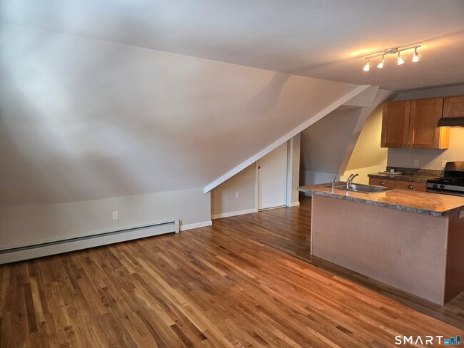 Building Photo - 674 Main St