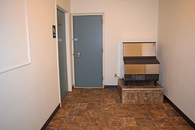 Building Photo - Near Hospitals: Furnished Studio with Cable TV and Free Laundry