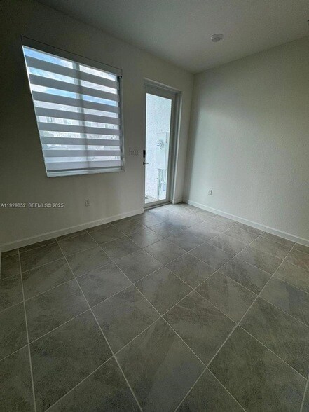 Building Photo - 724 SE 13th St Cir