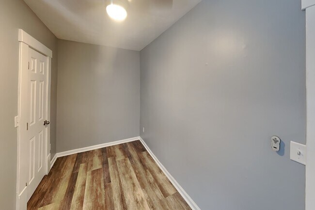 Building Photo - 127-141 E 11th Ave-141