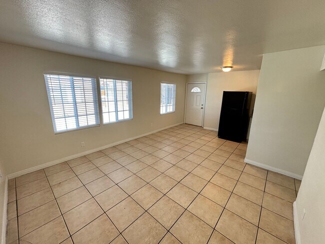 Building Photo - Charming 3BED/1BATH apartment located in N...