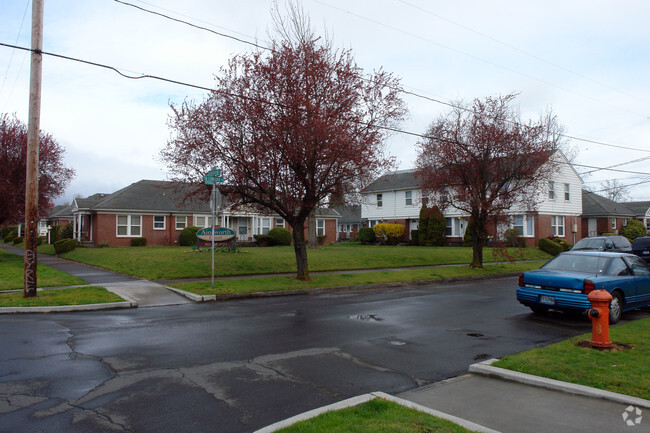 Primary Photo - Ainsworth Court Apartments