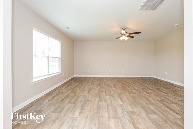 Building Photo - 330 Estelle Dr