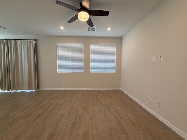 Building Photo - GORGEOUS 4 BED 3 BATH 2 CAR GARAGE SINGLE FAMILY HOME W/ LOFT, VAULTED ENTRYWAY, BACKYARD, AND BE...