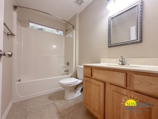 Building Photo - Gorgeous 3-Bedroom Home in Tranquil Navarre Neighborhood!