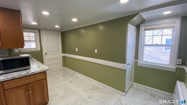 Building Photo - 214 Columbia St