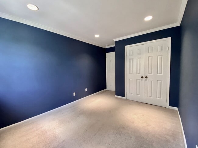 Building Photo - Amazing 3 Bedroom Townhome with Fenced Bac...