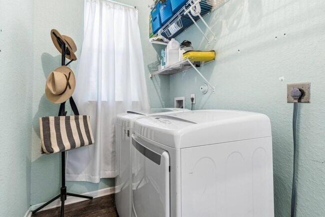 Building Photo - 9507 Lake Serena Dr