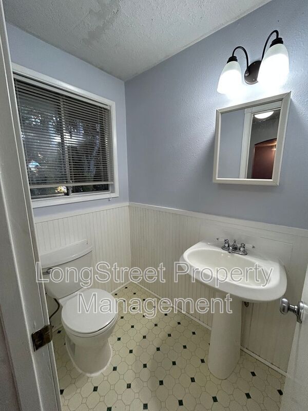 Building Photo - 2872 SE Linda St