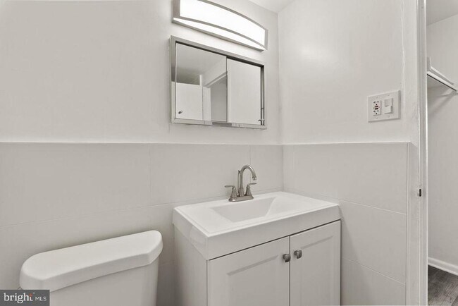 Building Photo - 6631 Wakefield Dr