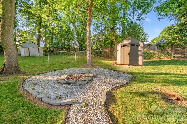 Building Photo - 812 E 18th St