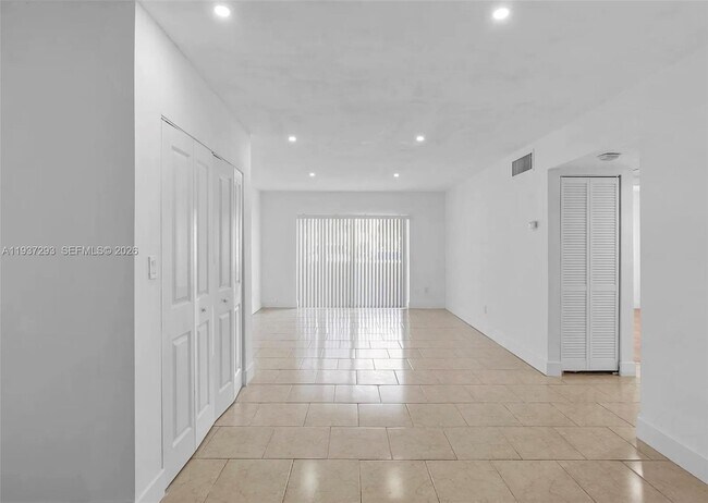 Building Photo - 14013 SW 90th Ave