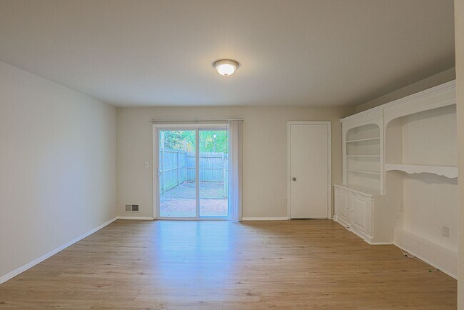 Building Photo - 25 Dorchester Ct