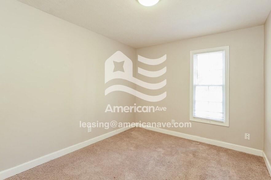 Building Photo - 664 Schroder Ave NE