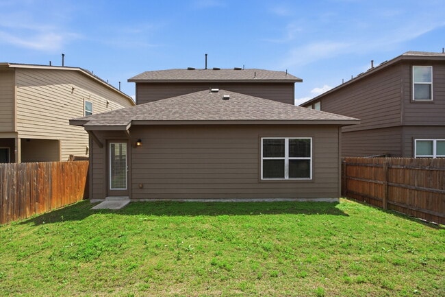 Building Photo - "Charming San Marcos Retreat: Spacious 3-Bedroom Home with 2.5 Baths on Lake Glen!"