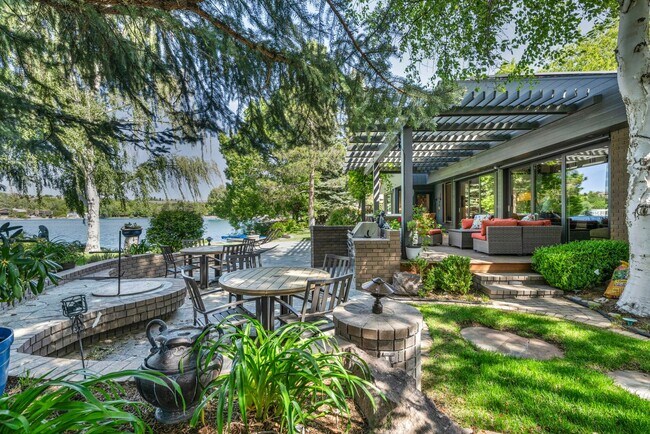 Building Photo - LAKEFRONT LUXURY ON LAKE STANLEY | FULLY FURNISHED + UTILITIES INCLUDED IN GUARDED LAKERIDGE SHORES