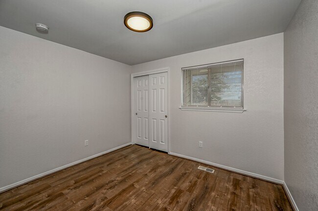 Building Photo - 3-bedroom 2-bathroom home with fenced back...