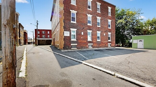 Building Photo - 10 Porter St