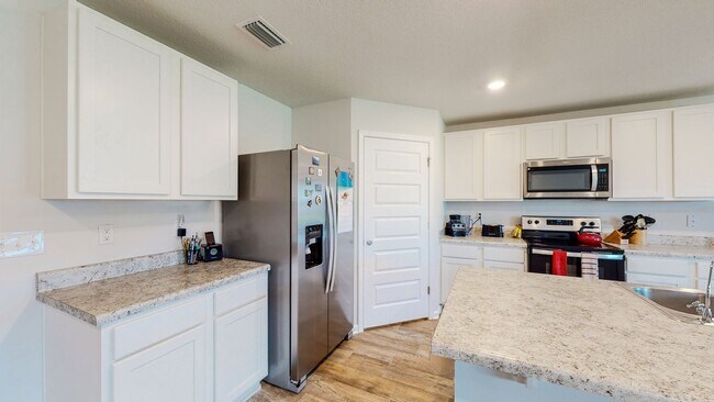 Building Photo - 5 Bedroom / 3 Bathroom Home  in Hammock Bay w/Fenced in Yard