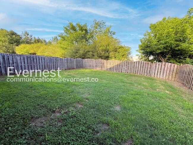Building Photo - 3-Bed/2-Bath Home with Fenced Yard/Available Now!