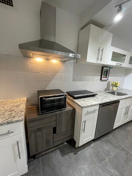 Countertop oven and induction cooktop - 4201 Cathedral Ave NW