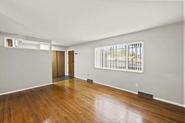 Building Photo - 2022 Northglen Dr