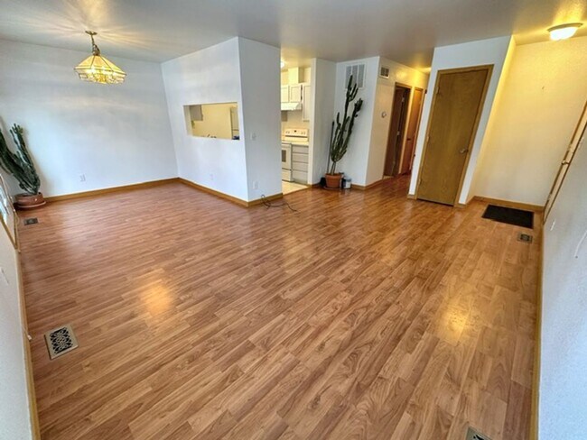 Building Photo - South Anchorage Home with Fenced in Yard & In Unit Laundry