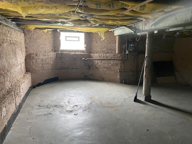Building Photo - 4 bed -room house