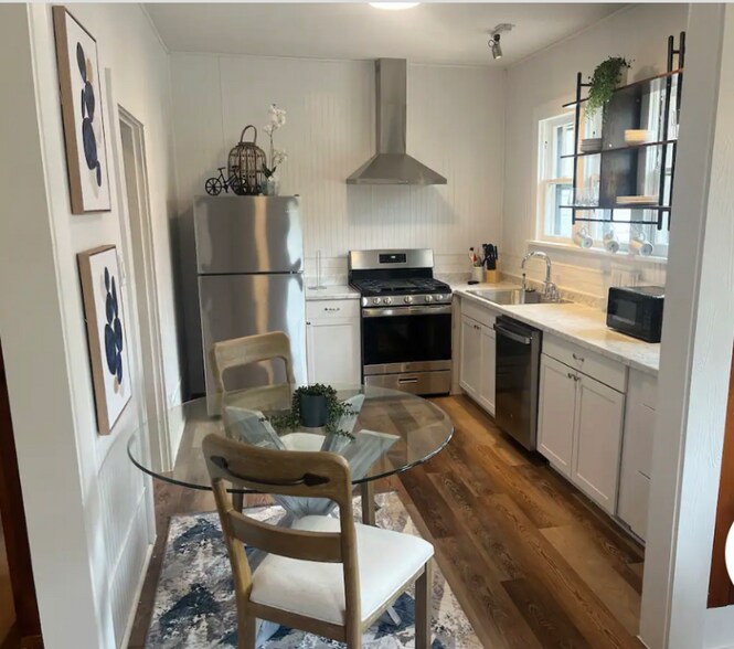 Building Photo - 167 Crest St