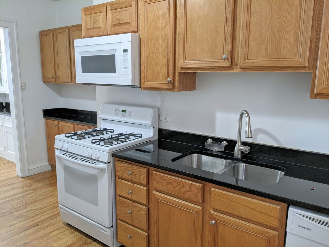 Building Photo - 905 Elmwood Ave