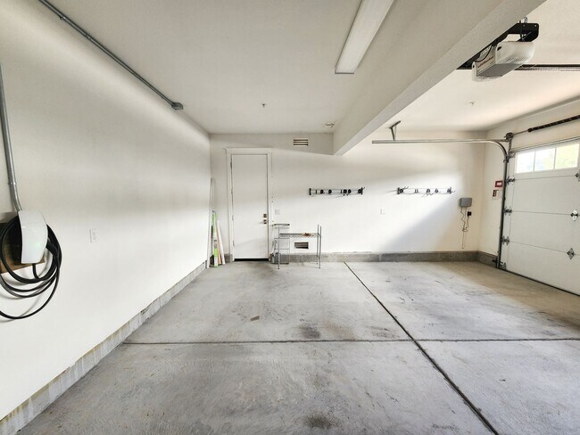 Building Photo - Spacious 5 bedroom house