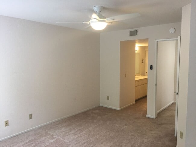 Building Photo - Updated End Unit 3 Bedroom Townhome