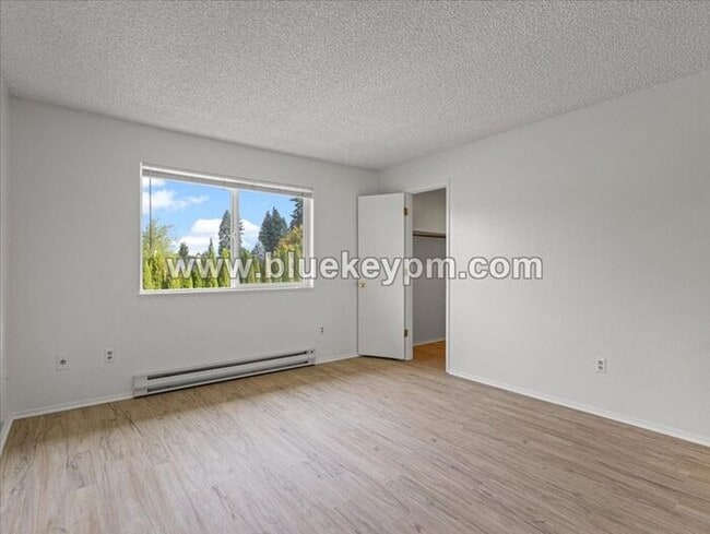 Building Photo - 3 Bed, 1.5 Bath Townhome in Hazel Dell Near Salmon Creek Regional Park