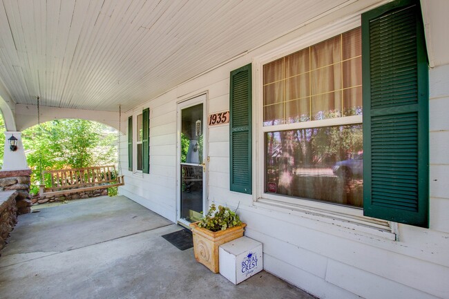Building Photo - Charming 4BD Victorian near Downtown Color...