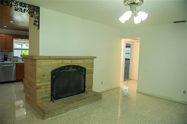 Building Photo - 904 Brookside Dr