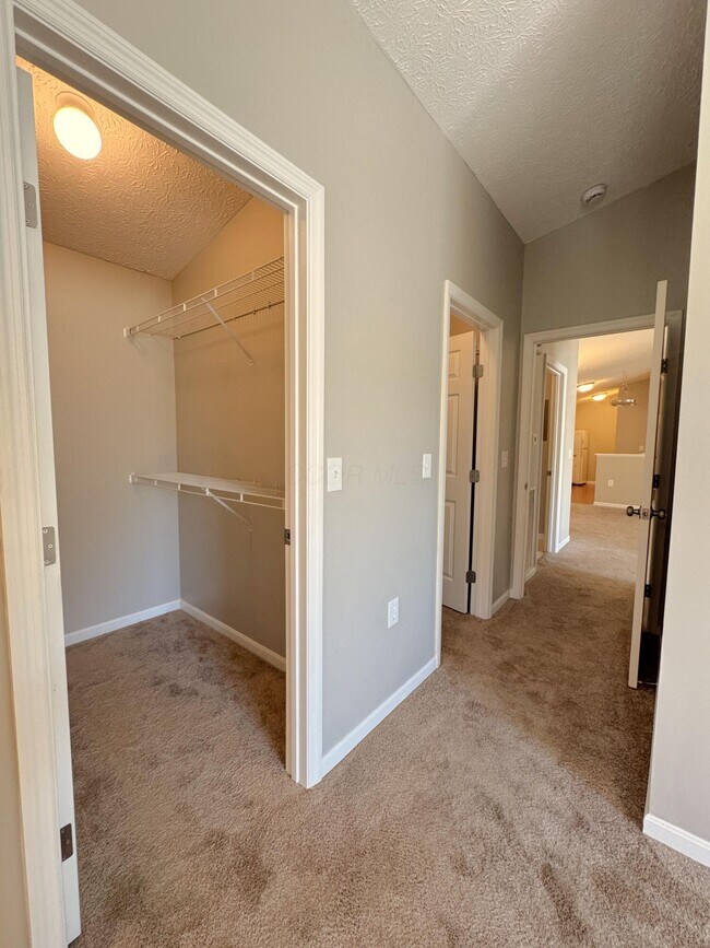 Building Photo - 6829 Meadow Creek Dr