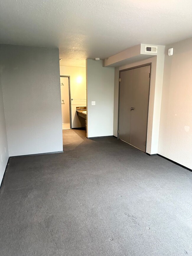 Building Photo - 2-bedroom, 2-bath Condo in Northgate. 2 pa...