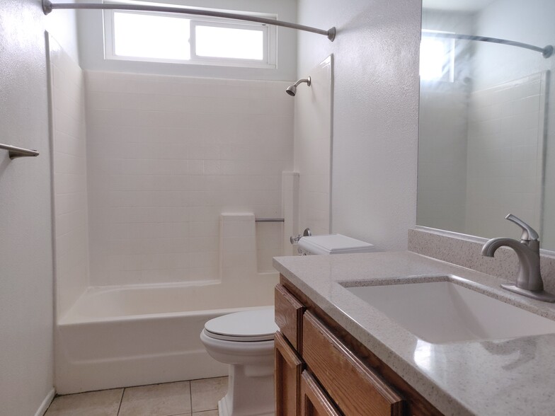 Outside bathroom - 3124 Oakview Ln