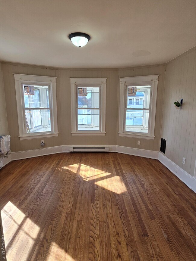 Building Photo - 25 Roosevelt Ave