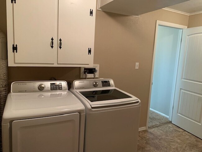 Building Photo - Beautiful 4 Bedroom Quad Level Located in Buffalo Ridge!!!!