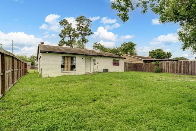 Building Photo - 14618 Flair Dr